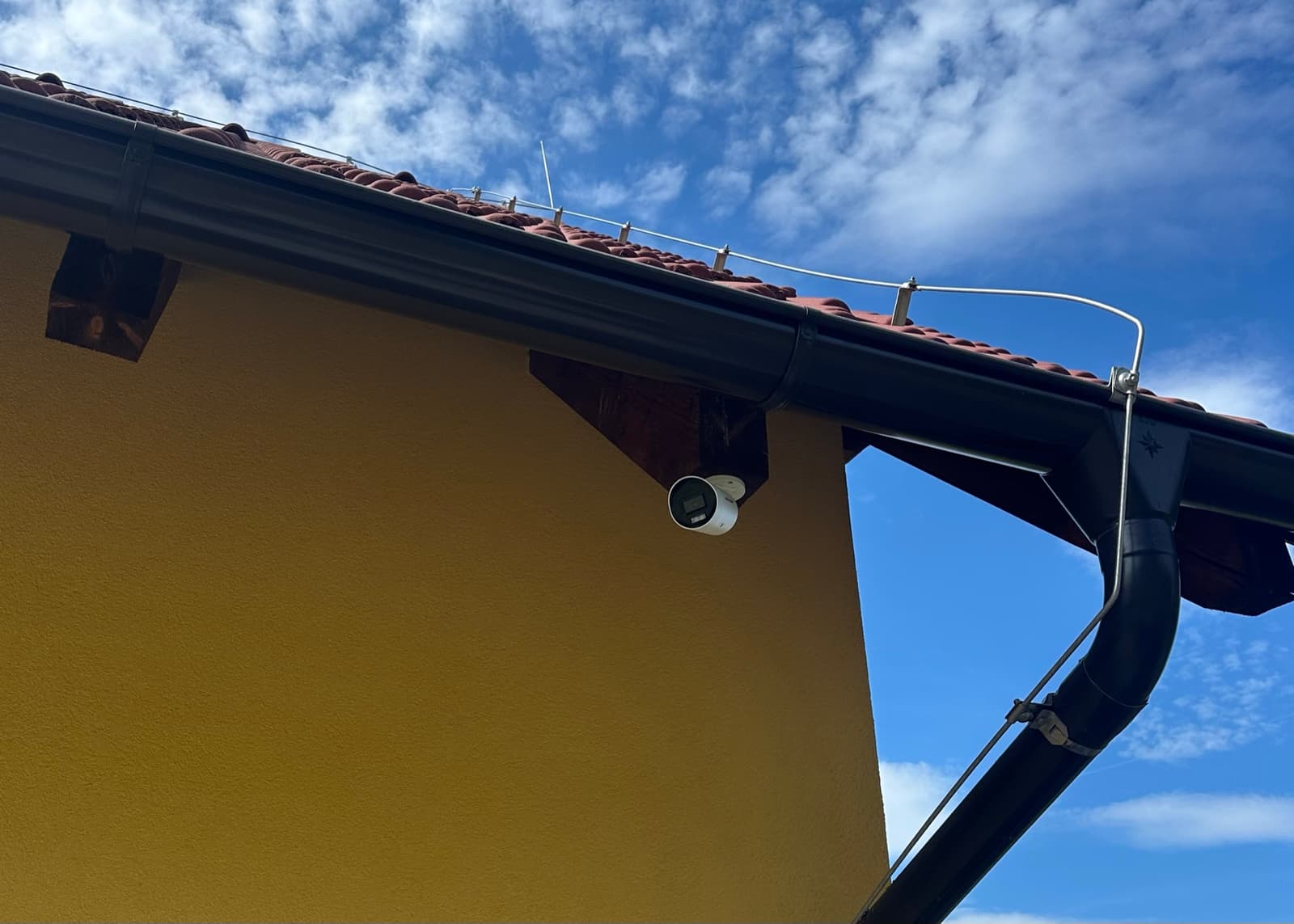 IP kamera Hikvision pod střechou rodinného domu