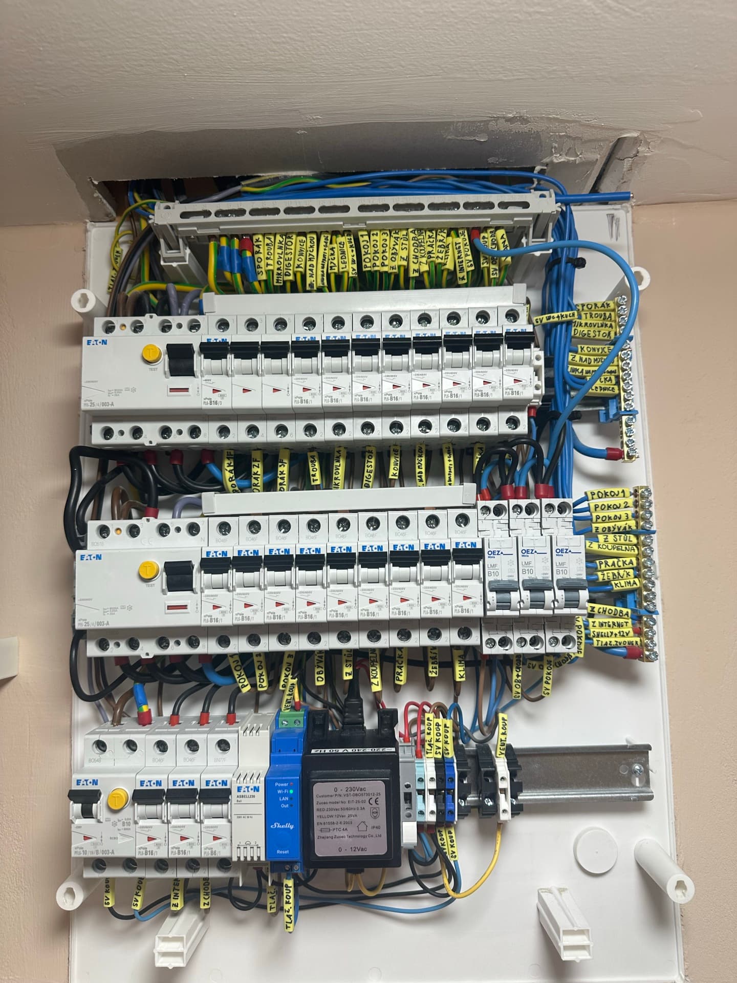 Nový rozvaděč s jističi a chrániči po rekonstrukci elektroinstalace