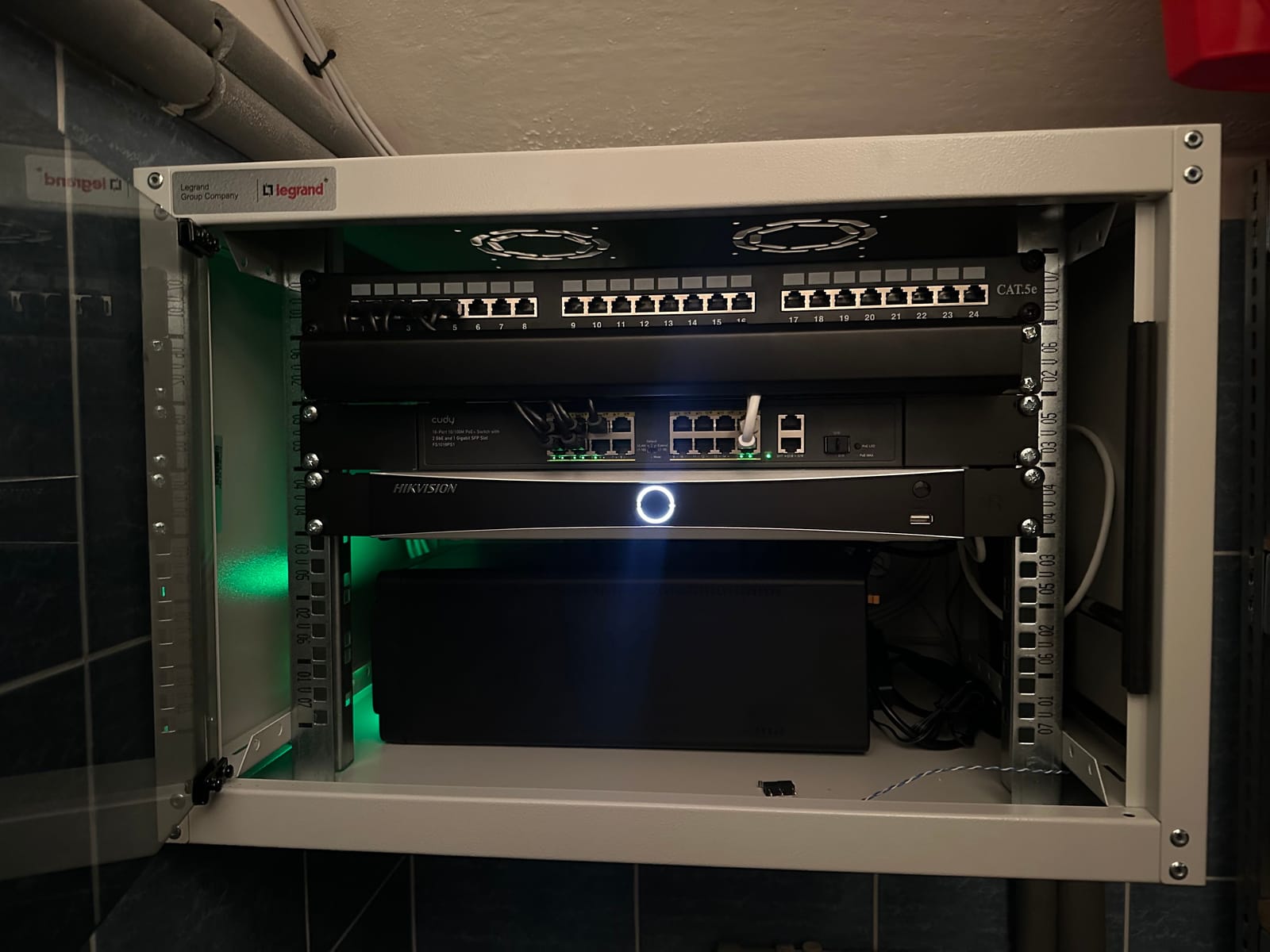 Datový rack se záznamníkem Hikvision, PoE switchem a záložním zdrojem pro kamery v garážích
