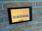 Centrální panel: iPad na zdi s přehledem alarmu, kamer, oken a brány
