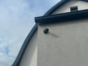 IP kamera Hikvision pod okapem