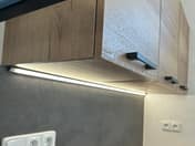 LED pásek pod kuchyňskými skříňkami